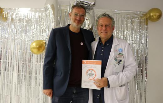 Dr. Armand Casado amb Toni Silva entrega d'un reconeixement