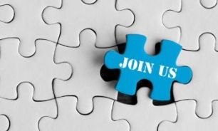 pieza de puzzle con texto "join us" 