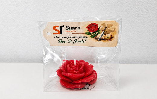 Rosa-espelma commemorativa de Sant Jordi amb targeta de Suara Inserció, detall lliurat a les treballadores.