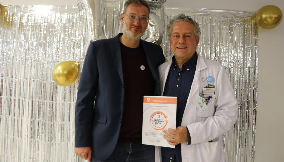 Dr. Armand Casado con Toni Silva entrega de un reconocimiento social