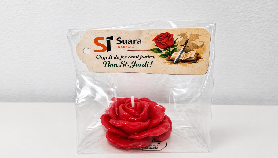 Rosa-espelma commemorativa de Sant Jordi amb targeta de Suara Inserció, detall lliurat a les treballadores.