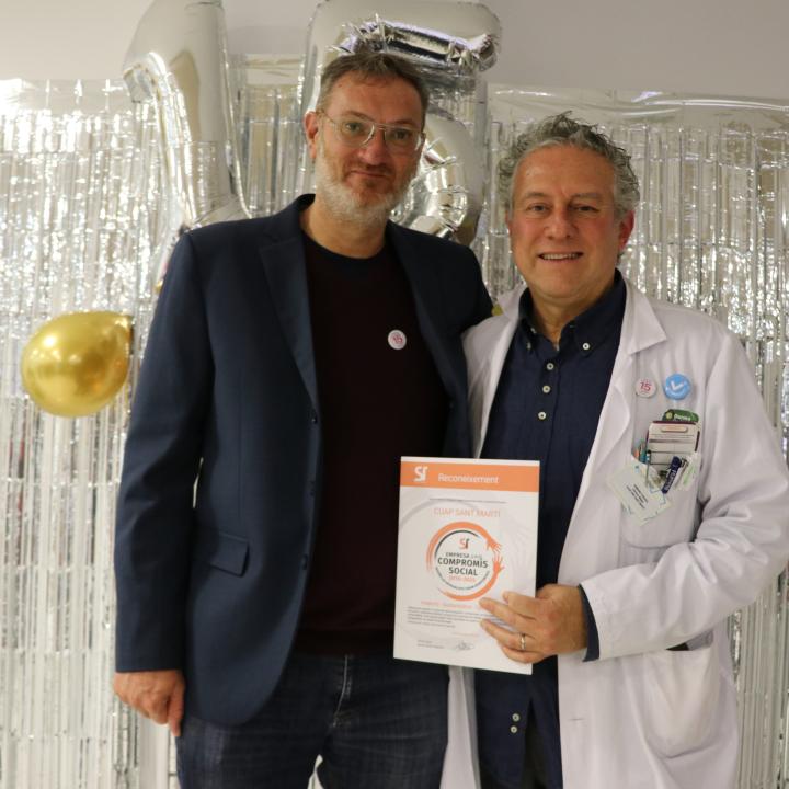 Dr. Armand Casado con Toni Silva entrega de un reconocimiento social