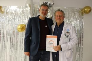 Dr. Armand Casado amb Toni Silva entrega d'un reconeixement